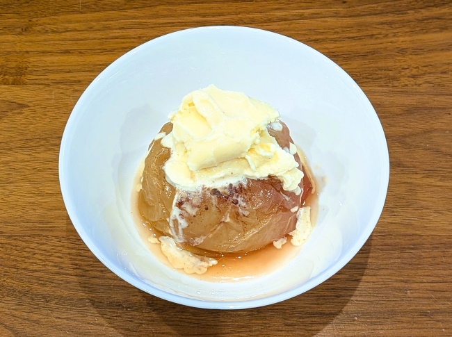 炊飯器で作ってバニラアイスをのせた焼きりんご