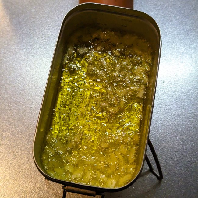 メスティンにオリーブオイルとにんにくを入れて香りを立たせる