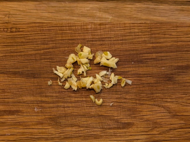 にんにくをみじん切りにする