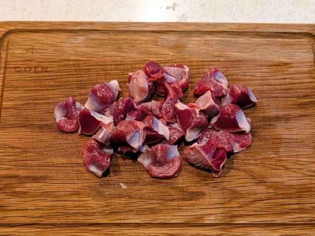 砂肝を1/4に切る