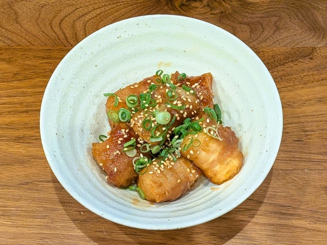 厚揚げを豚肉で巻いた肉巻きのこってり角煮風の味付け