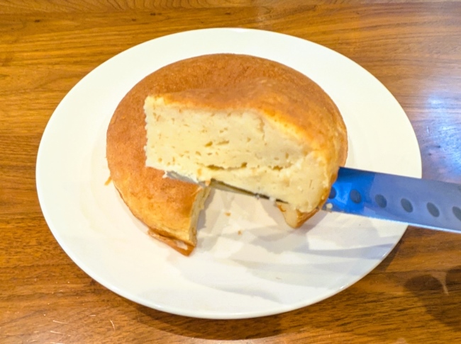 焼き上がったヨーグルトケーキをカットしてお皿に盛り付けた様子