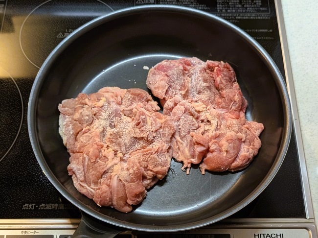 片栗粉をまぶした鶏肉を焼く