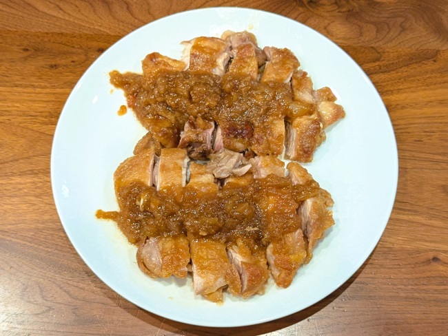 煮込んだガーリックオニオンソースをかけた鶏肉