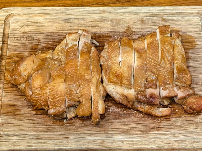 タレに漬けて焼くだけで簡単に作れるローストチキン