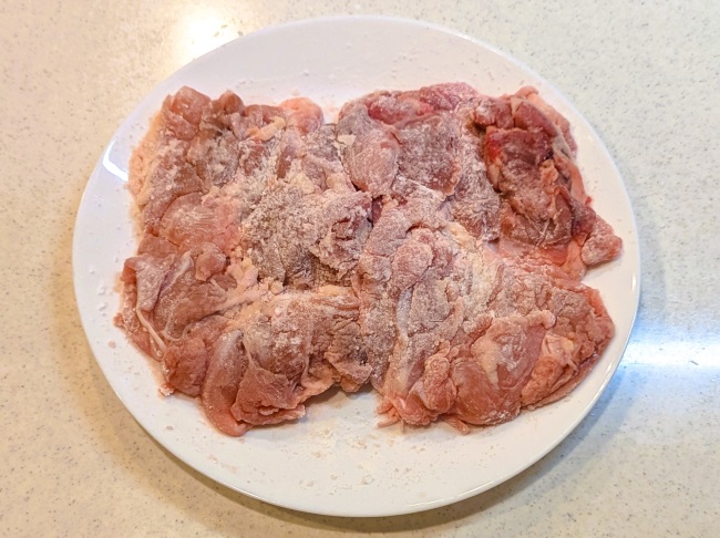 片栗粉をまぶした鶏肉