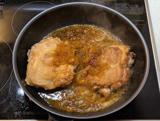 ガーリックオニオンソースを加えた鶏肉