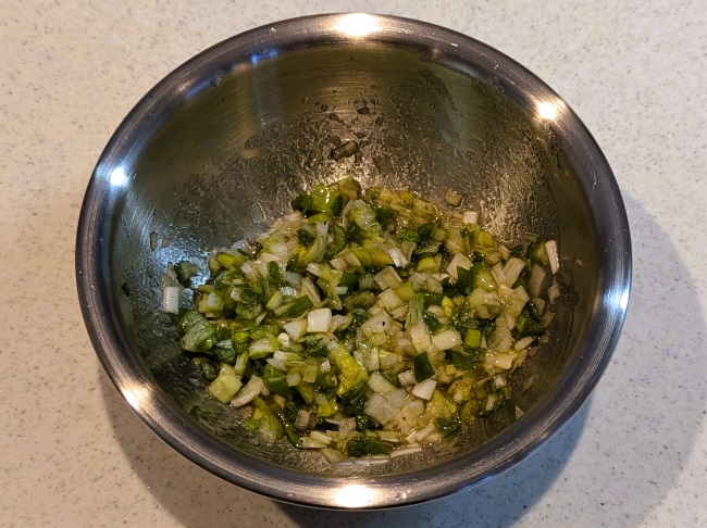 みじん切りにした長ネギと調味料を混ぜる