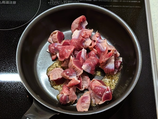 香が立ったにんにくごま油に入った砂肝