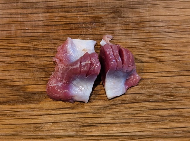 砂肝の山の部分に切れ目を入れた写真