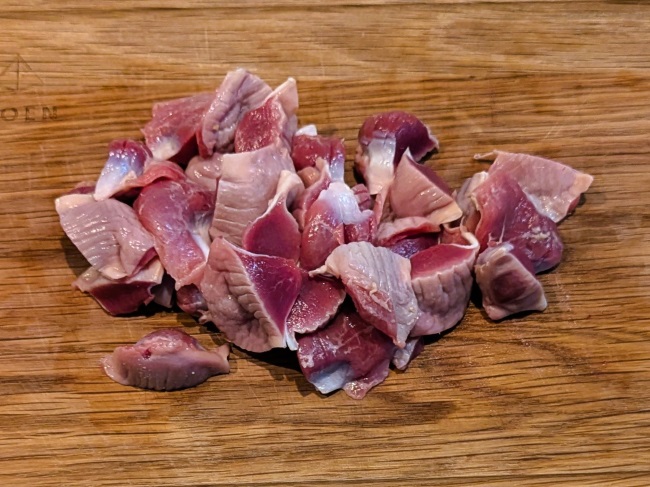 コリコリ食感の砂肝を切る