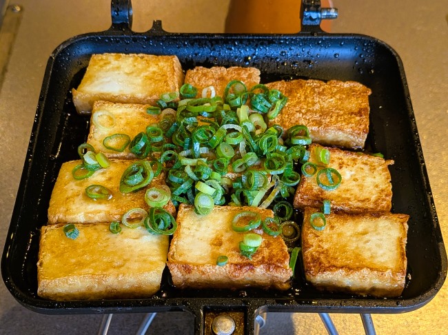 ホットサンドメーカーで焼いたさっぱりおつまみ厚揚げステーキ