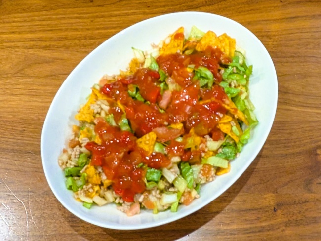 トルティーヤチップスの袋を器にして作る簡単タコス