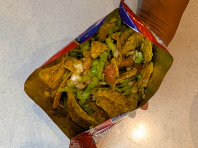 トルティーヤチップスのお菓子の袋で作ったタコス