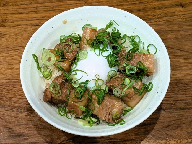 電子レンジで簡単に作れる豚の角煮丼