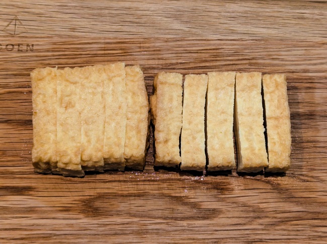 厚揚げのライスペーパー巻き用の厚揚げを切る
