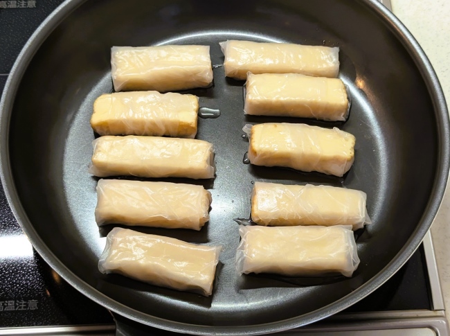 フライパンに並べた厚揚げのライスペーパー巻き