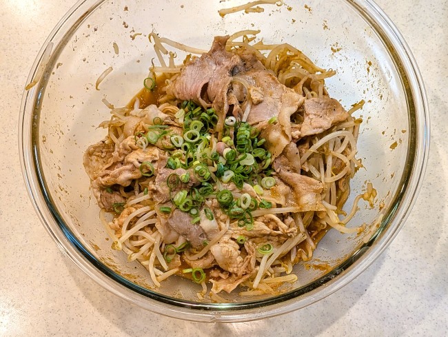 電子レンジで豚肉の旨辛もやし
