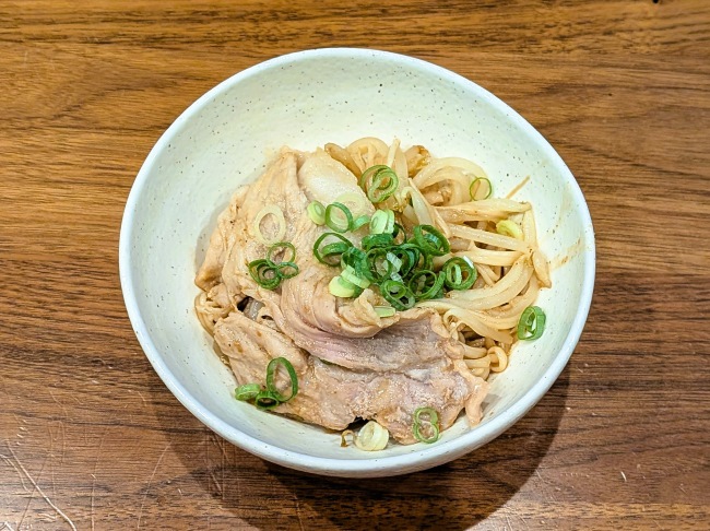 電子レンジで簡単に作れる豚肉の旨辛もやし
