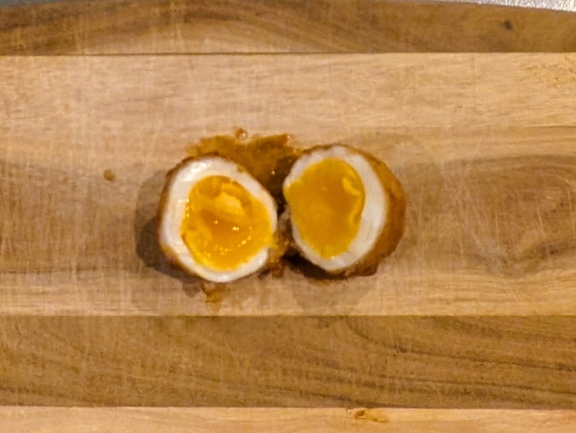 半熟卵の断面が食欲をそそる半熟卵の肉巻き