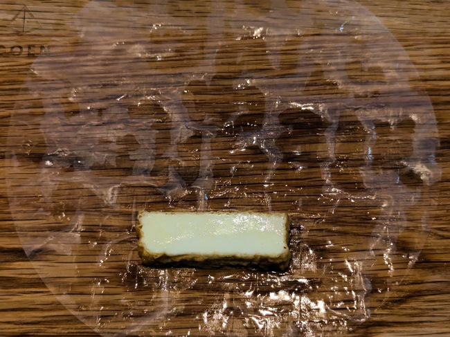 ライスペーパーを水で戻し厚揚げを巻く