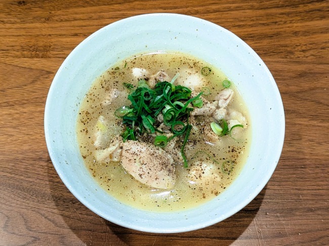 鶏肉とネギの旨味たっぷりの鶏肉と長ネギのスープ