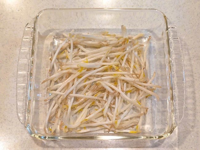 豚肉ともやしの蒸しを作るのにもやしを並べる