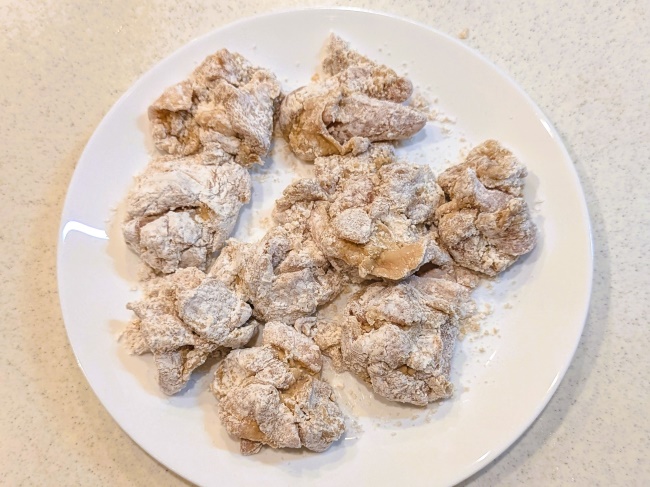 唐揚げ用の鶏肉に片栗粉をまぶす