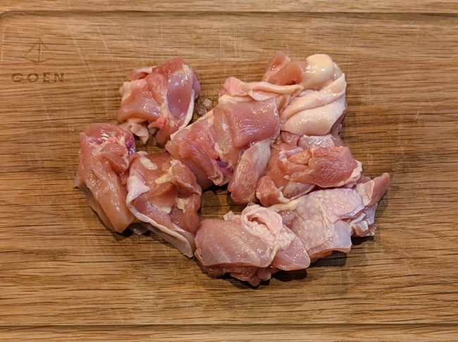 唐揚げ用の鶏肉を一口大に切る