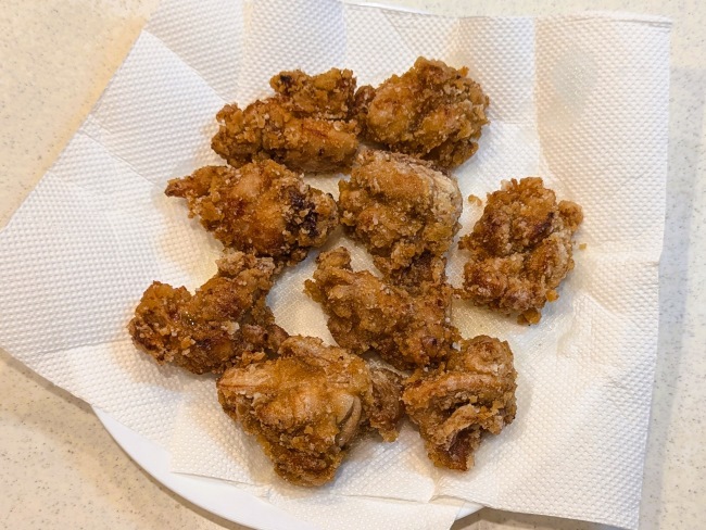 キッチンペーパーで油を切った唐揚げ