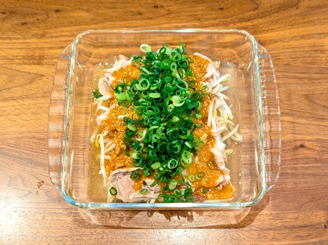 電子レンジで作った豚肉ともやし蒸し