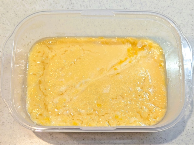 容器に入れて電子レンジで加熱している工程