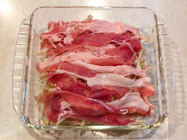 豚肉ともやしの蒸しの下準備