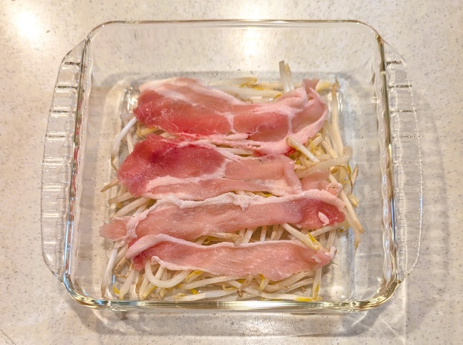豚肉ともやしの蒸しを作るのに豚肉を並べる