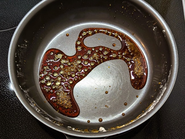 砂糖を加熱してカラメルソースを作っている様子