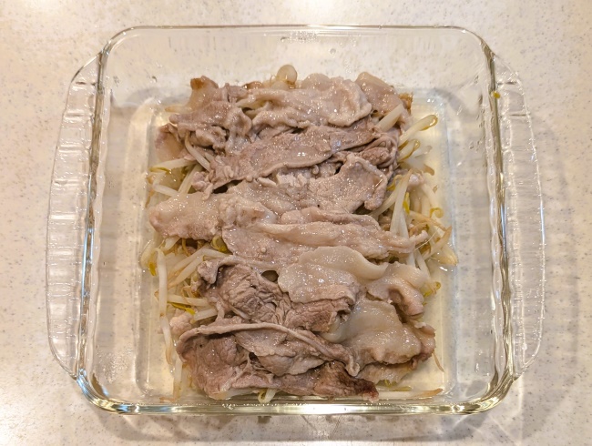 電子レンジで加熱した豚肉ともやし蒸し