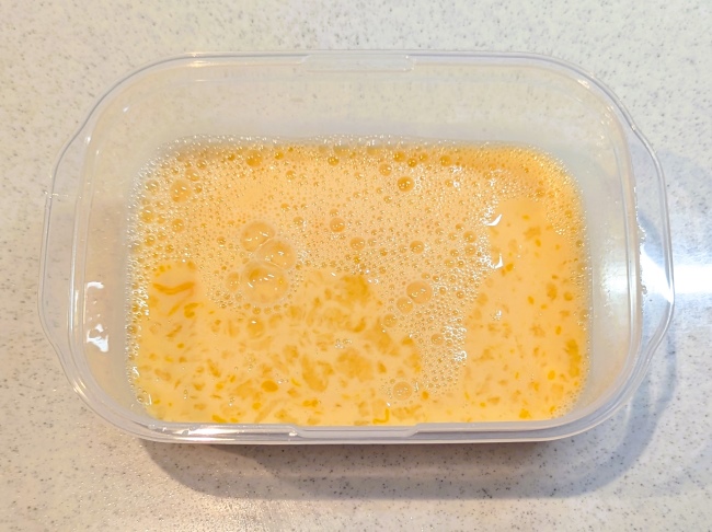 卵・牛乳・砂糖を混ぜてプリン液を作っている工程