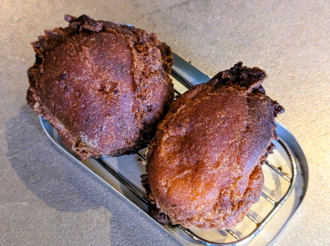 メスティンにオリーブオイルを入れて作ったサーターアンダギー