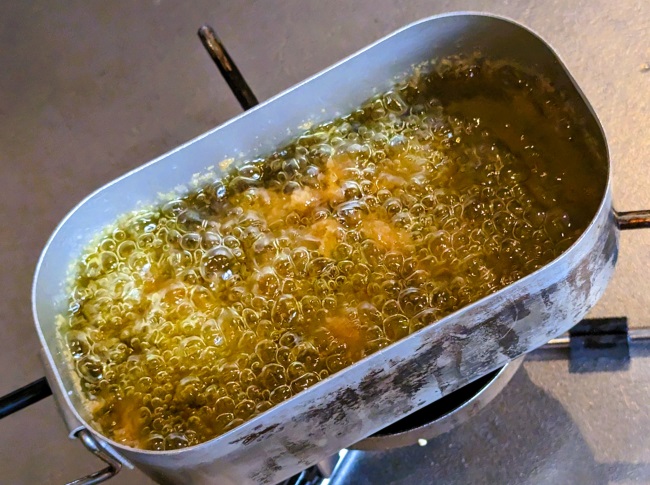 メスティンにオリーブオイルを入れてサーターアンダギーを作る