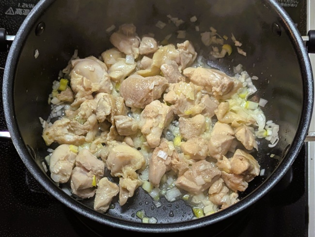 スープのネギと鶏肉を炒める