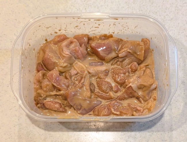唐揚げ用の鶏肉に下味を付ける