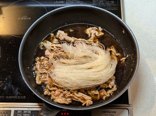 豚肉とタレを入れて春雨を煮る