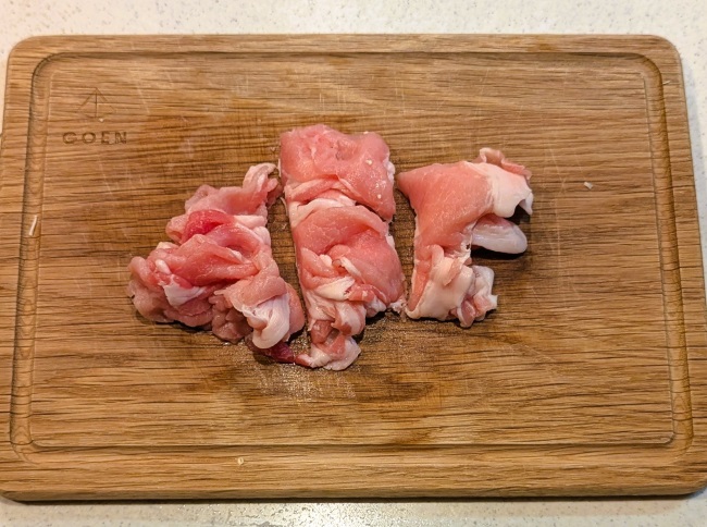 豚肉を3等分に切る