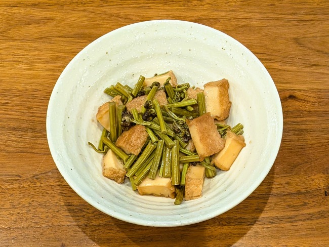 春の旬の食材わらびを使ってわらびと厚揚げの煮付け