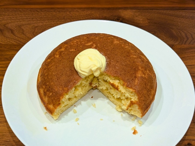炊飯器で作ったジャンボホットケーキを切り分ける