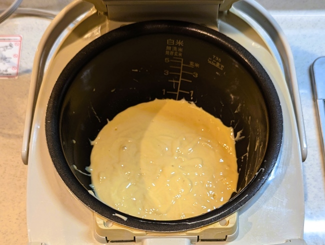 炊飯釜にサラダ油を塗ってホットケーキの素を入れます