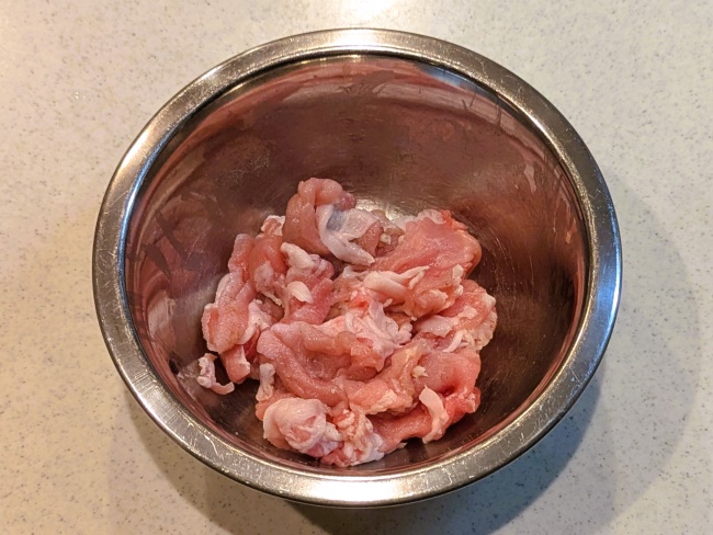 豚肉に塩コショウで下味を付ける