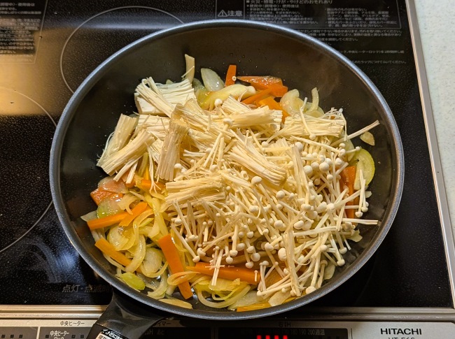 チャプチェの野菜を炒める