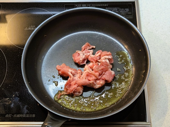 にんにく油で豚肉を炒める