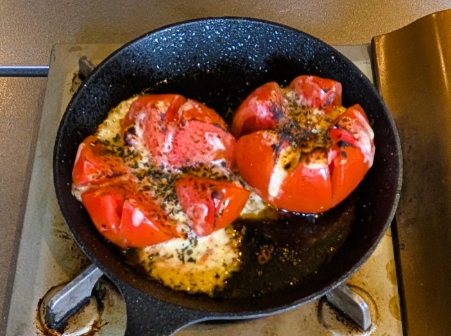 丸ごとトマトを使ってトマトのチーズ焼き